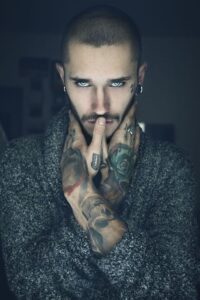 40 Best Portrait Photography Poses For Men – Macho Vibes